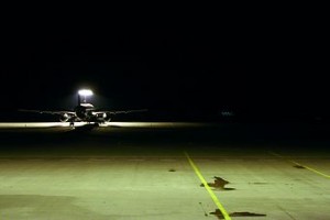 65075-stock-photo-avion-noche-asfalto-aeropuerto-pistas-de-aterrizaje