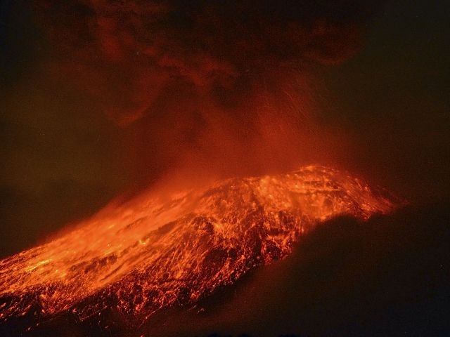México: Ceniza del Popocatépetl afecta operaciones en aeropuerto de Puebla