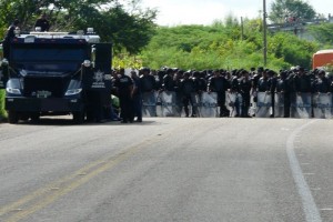 Maestros bloquean acceso a Aeropuerto de Chiapas