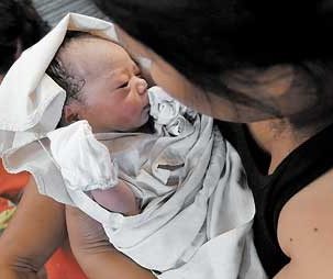 Bebé nace en pleno vuelo con la ayuda de las azafatas de una aerolínea turca