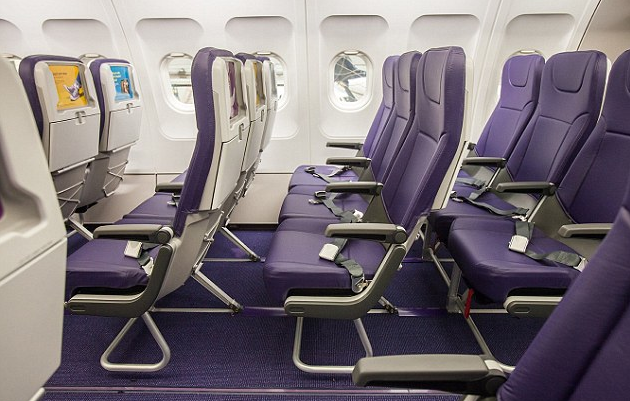 Aerolínea británica estrena asientos que no se reclinan y con ranura para tabletas