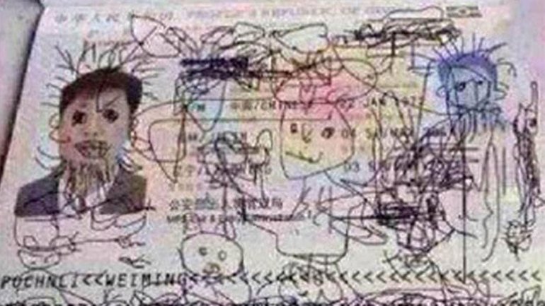 El hijo dibujó en su pasaporte y quedó atrapado en un aeropuerto