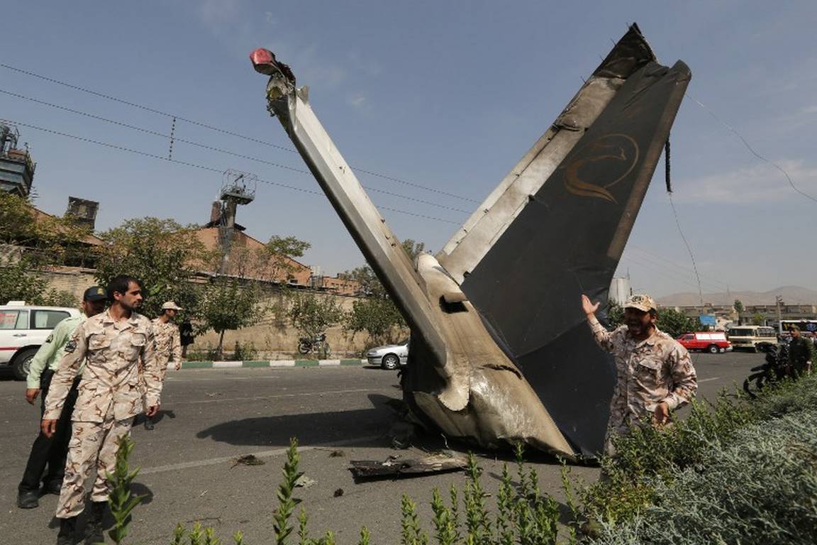 Avión de pasajeros se estrella en Irán minutos después de despegar