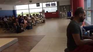Un pianista anónimo deja boquiabierto a todos en el aeropuerto de Praga