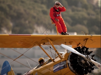 Acróbata de 94 años sobrevuela Gibraltar atado a un avión biplano