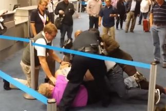 Video de un altercado en aeropuerto texano se vuelve viral en redes sociales