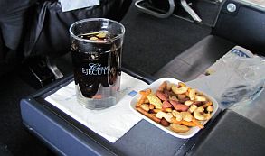 Cómo deciden las aerolíneas que snack servir durante un vuelo