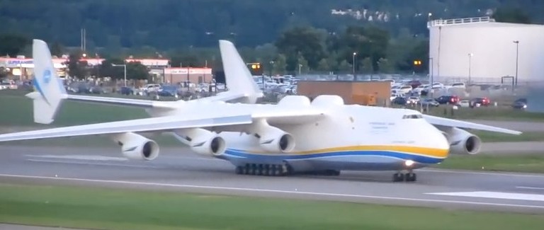 Expectativa pelo pouso do maior avião do mundo provoca filas em SP