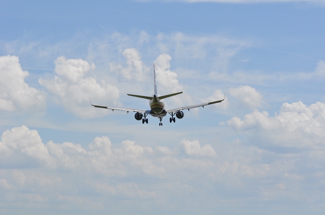La Unión Europea adopta nuevas reglas de aviación para rastreo de aviones