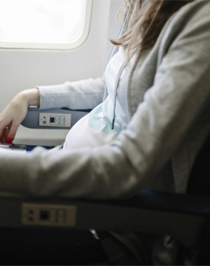 ¿Puedo viajar en avión durante el embarazo?