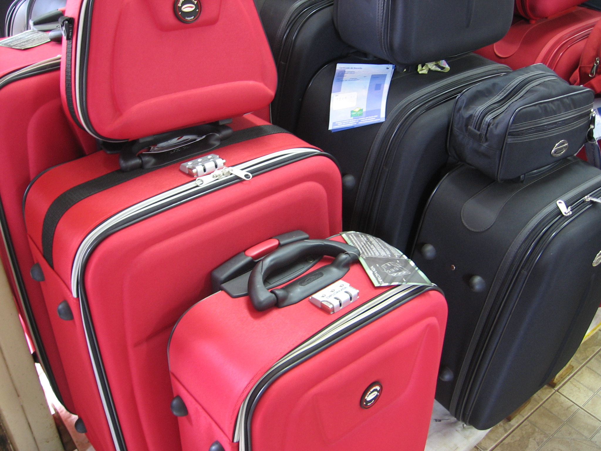 España: Solo cuatro de cada diez pasajeros de El Prat facturan sus maletas
