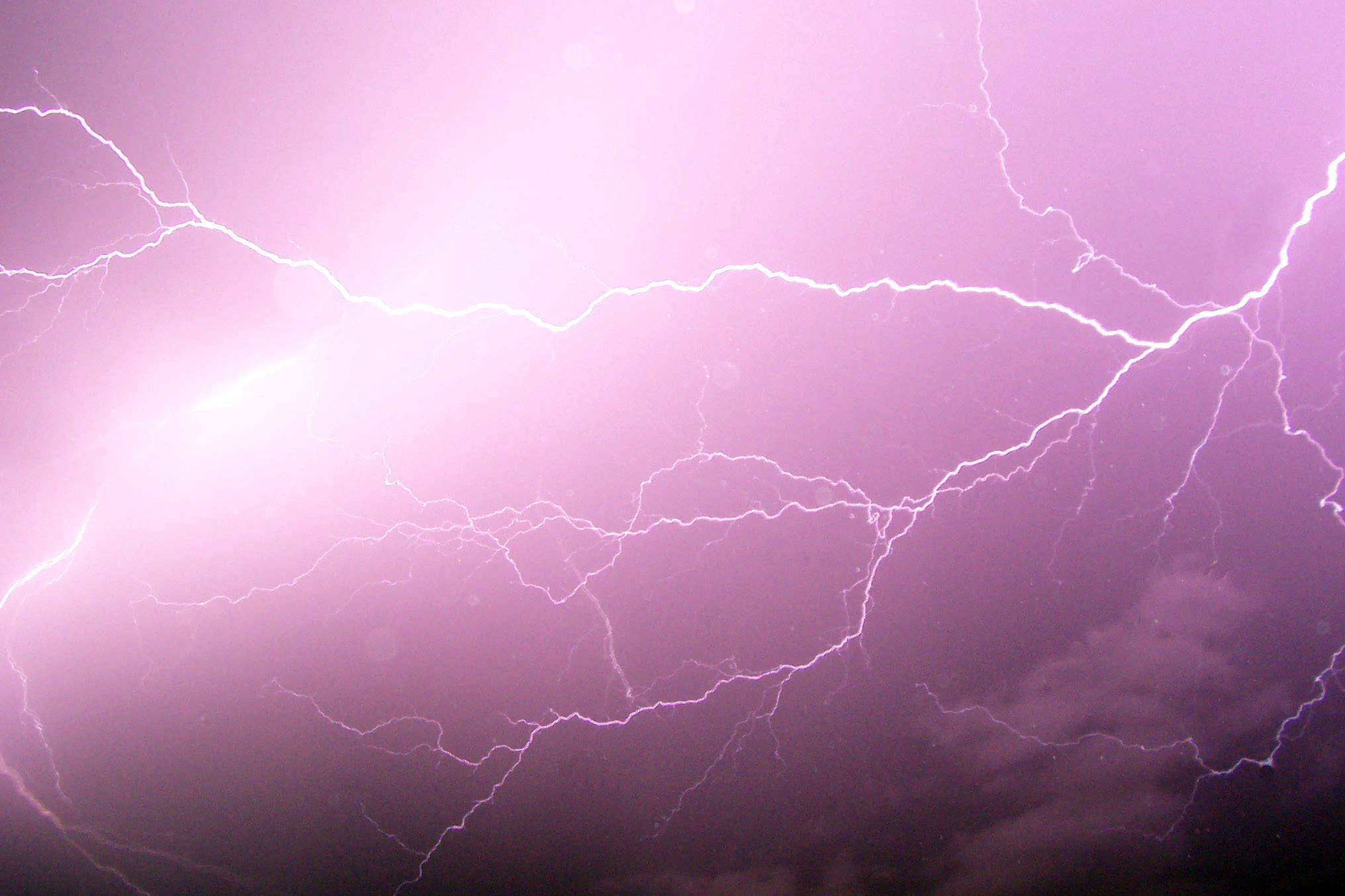 Enormes tormentas eléctricas en Reino Unido interrumpen el viaje en el aeropuerto de Londres