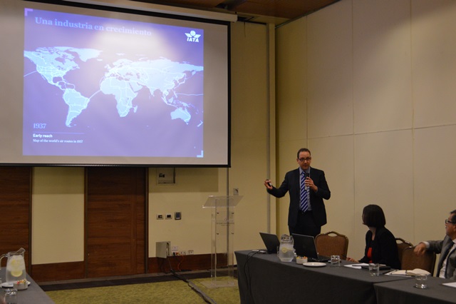 "Conectividad = Competitividad: importancia de la aviación como motor de economía chilena"