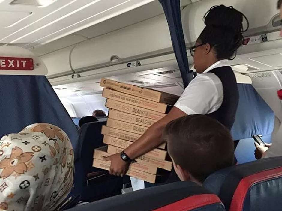 ¡Pizza gratis para todos! Aerolínea recompensa la demora