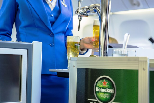 KLM se convierte en la primera aerolínea en servir cerveza de barril a bordo