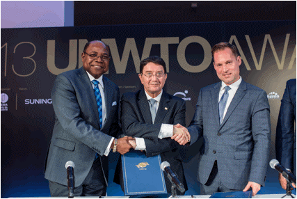 Ministro Bartlett firmó acuerdo para celebrar conferencia de la OMT en Jamaica