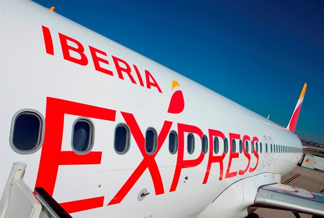 Iberia Express celebra el inicio de temporada con una discoteca en pleno vuelo