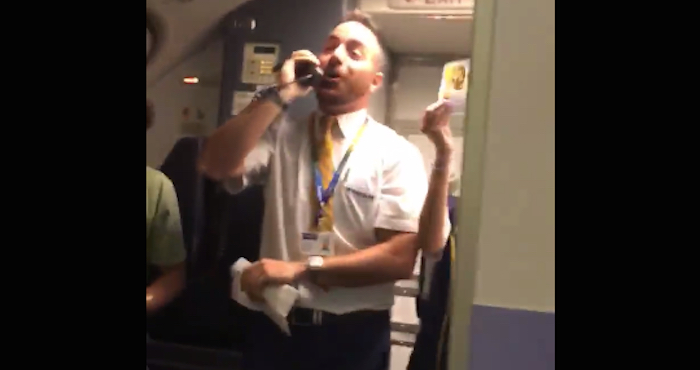 Un sobrecargo canta "Despacito" para amenizar los vuelos de aerolínea Ryanair