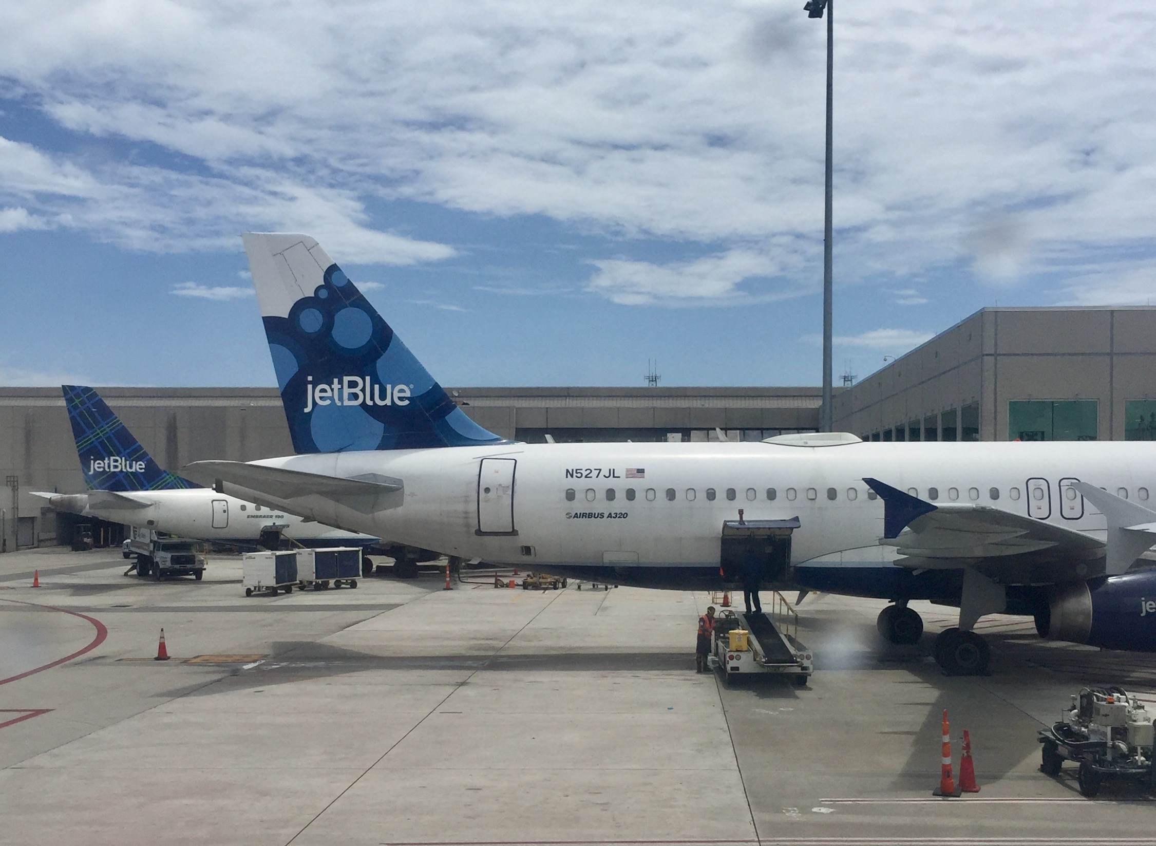 JetBlue Agrees to 4-Year Deal with Pilots