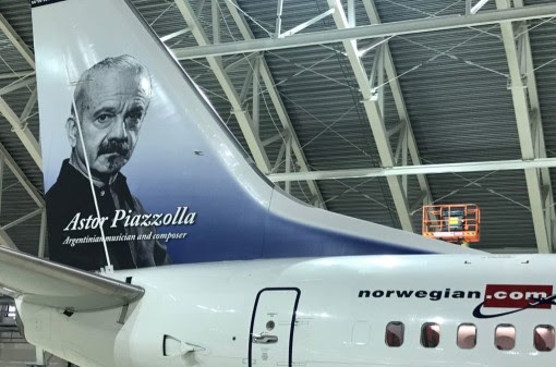 Llega este lunes el primer avión de Norwegian Air Argentina con la imagen de Astor Piazzolla en su ala de cola