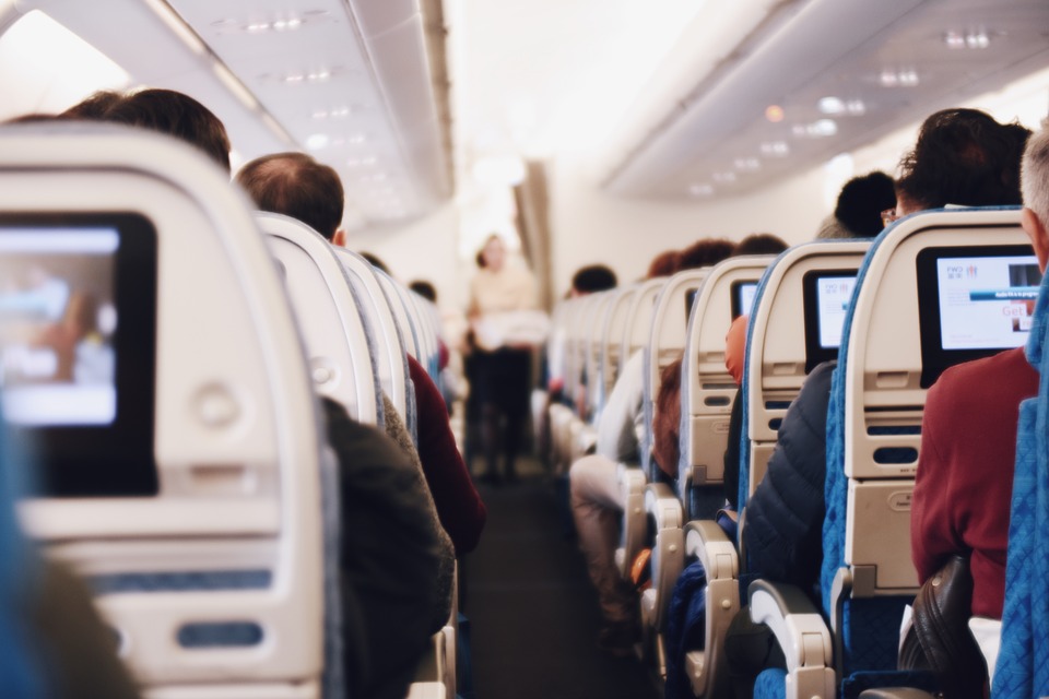 IATA a favor de protectores faciales para pasajeros y mascarillas para la tripulación, pero en contra del distanciamiento social a bordo