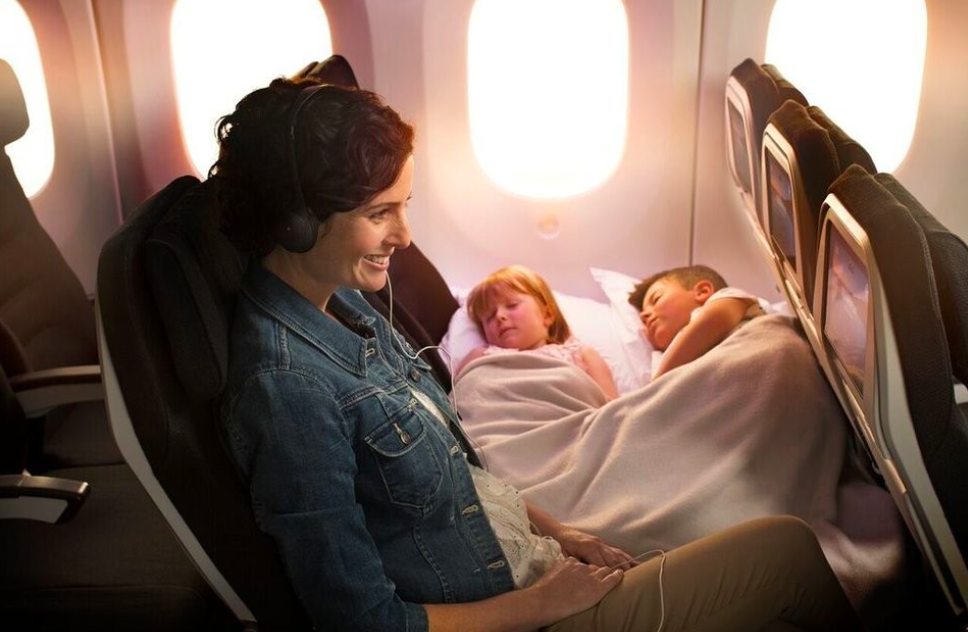 La aerolínea Air New Zealand lanza unos asientos que permiten que los niños duerman junto a los padres en sus aviones