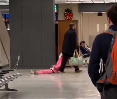 Papá arrastra a su hija en el aeropuerto y se hizo viral