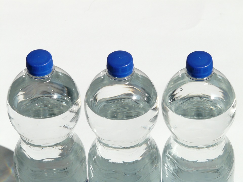Los Ángeles quiere prohibir la venta de agua en botellas de plástico