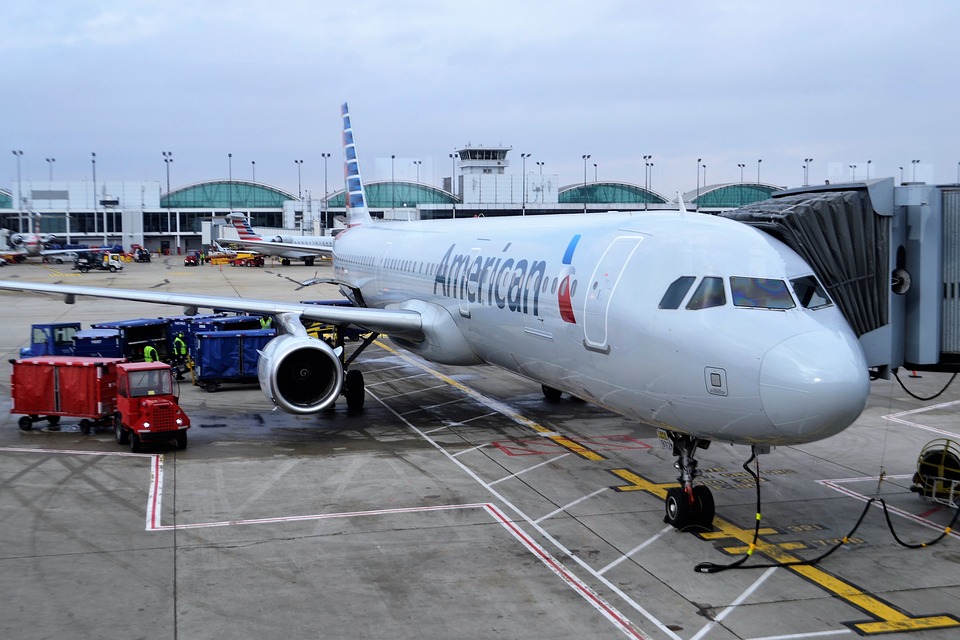 American Airlines no servirá bebidas alcohólicas en sus vuelos hasta 2022