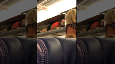 Una tripulante se mete en el compartimento de equipaje para sorprender a los pasajeros