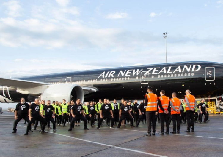 Empleados de una aerolínea homenajearon a los All Blacks con un haka en la pista de aterrizaje