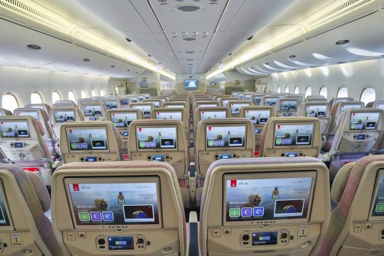 Encuesta de Emirates revela tácticas y secretos de los padres para un vuelo feliz con sus hijos