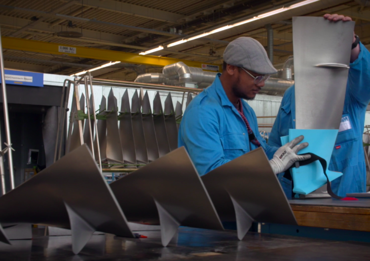 La aerolínea holandesa KLM fabrica piezas de mantenimiento a partir de botellas PET