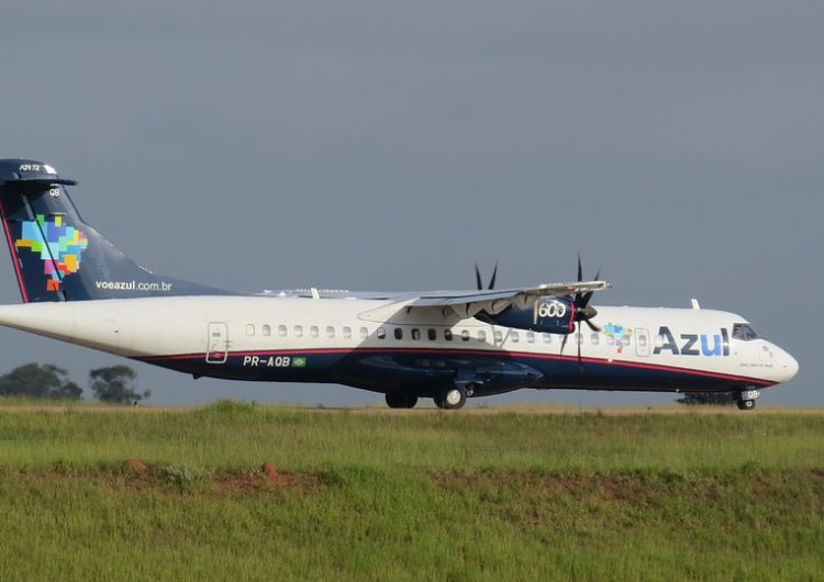 Azul certifica frota ATR para uso de celulares a bordo