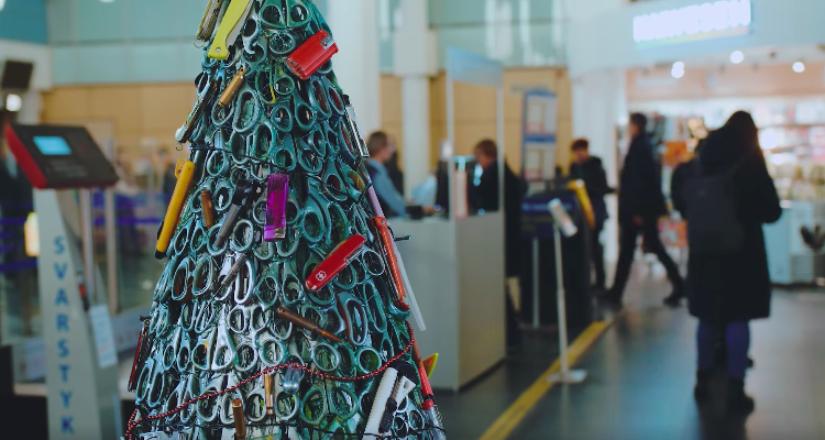 Un aeropuerto hace un árbol de Navidad con lo incautado en el control de pasajeros