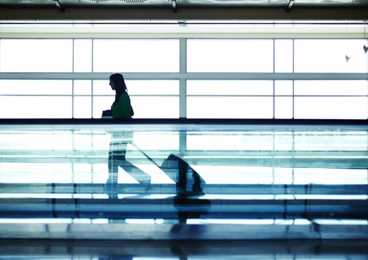 Novas medidas sanitárias em aeroportos e aeronaves reforçam uso de máscaras e proteção aos passageiros e profissionais