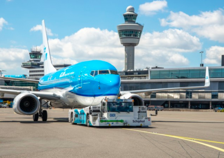 KLM prueba nuevo equipo sostenible de rodamiento  de aviones en pista