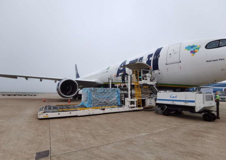 Trazendo insumos para testes de Covid-19, A330 da Azul pousa pela primeira vez em Cabo Frio