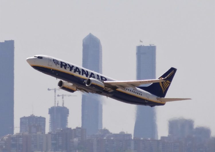 Ryanair reduce sus pérdidas anuales a 355 millones de euros