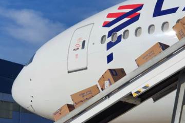 LATAM registra o maior carregamento de máscaras transportadas em um único voo