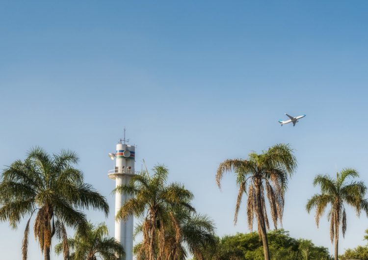 Quais são as iniciativas das companhias aéreas para reduzir a emissão de carbono no Brasil?