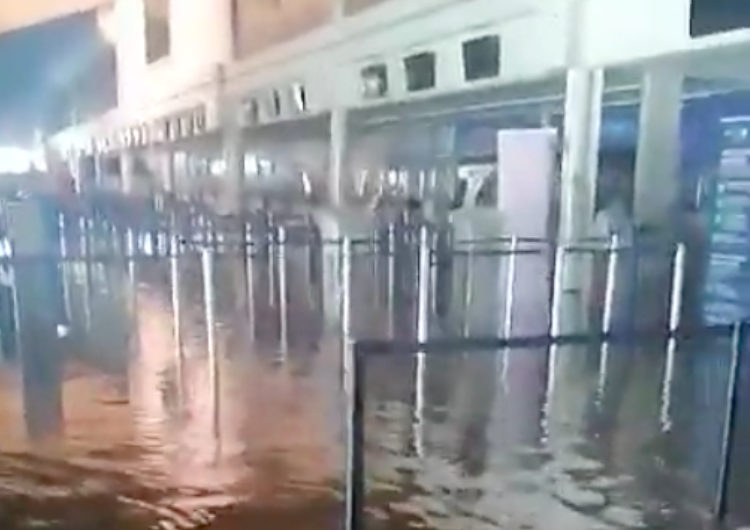 Principal aeropuerto de Honduras queda bajo agua tras el paso de la tormenta tropical Eta