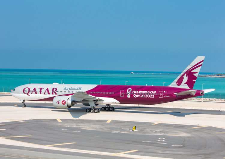 Primer avión personalizado de la Copa Mundial de la FIFA Qatar 2022TM