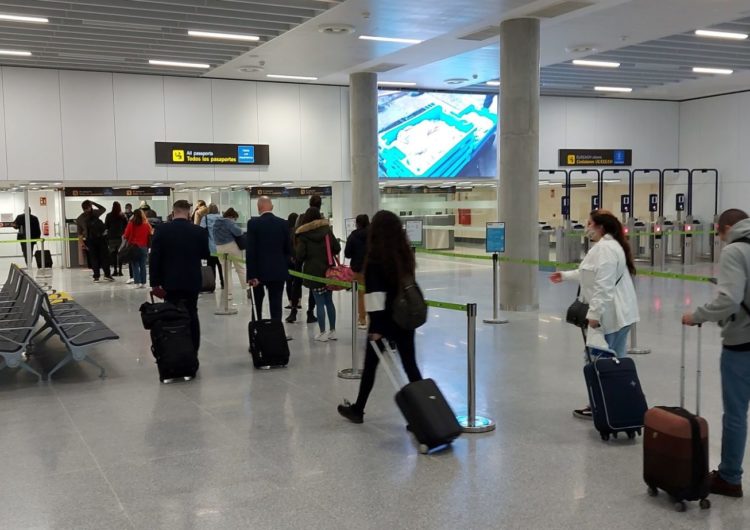 Usarán huesos de aceituna como combustible para aviones en aeropuerto de Sevilla