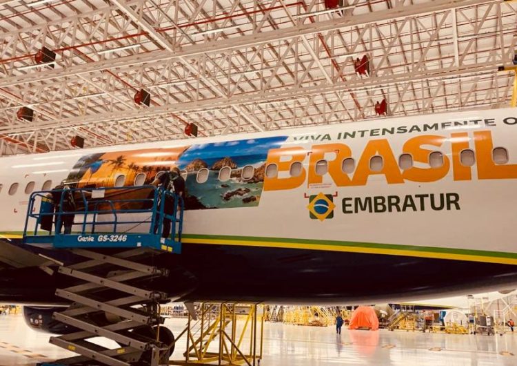 Azul adesiva aeronaves, em parceria com a Embratur, para promover o turismo doméstico