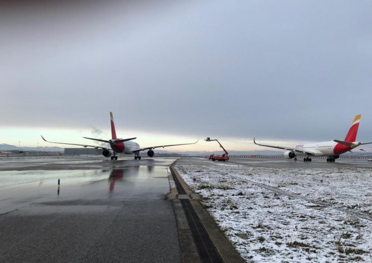 La nieve activa la plataforma de deshielo de Iberia en el aeropuerto de Madrid
