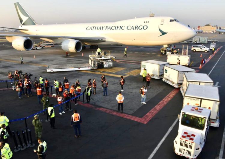 Aterrizan en México un millón de vacunas en Boeing 747 de Cathay Pacific