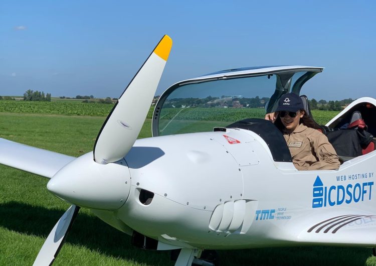 Será la piloto más joven en dar la vuelta al mundo