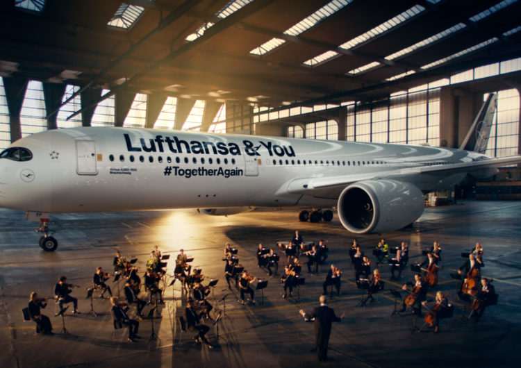 Anuncio de Lufthansa pone una orquesta frente de un A350