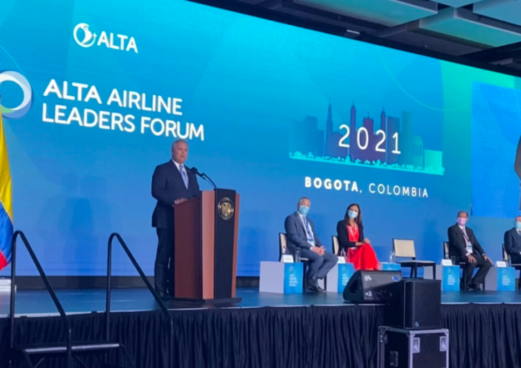 Presidente de Colombia destaca el rol de la aviación como motor de desarrollo económico y social